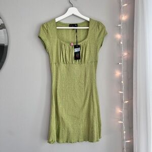 delia’s green mini dress 🌿